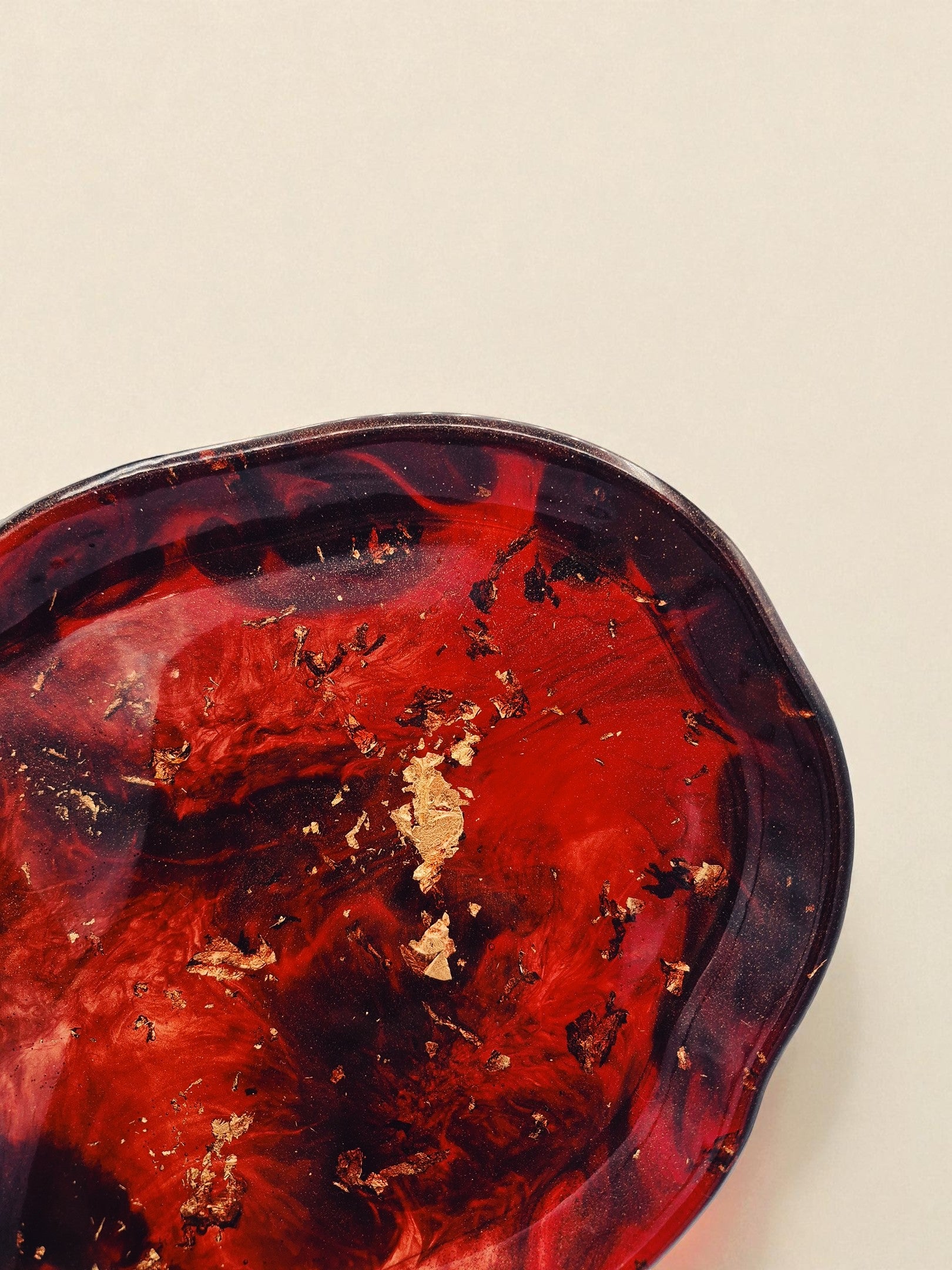 Detailansicht des Epoxidharz-Tellers in Kupferrot mit goldenen Akzenten – Kollektion Falling Ember – Maliora Designs