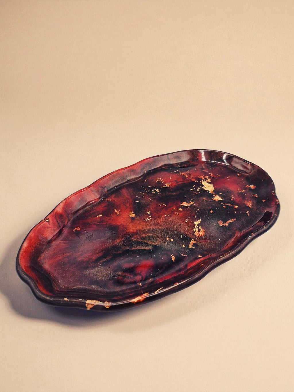 Handgegossener Epoxidharz-Teller in warmem Rotbraun mit Blattgold, Kollektion Falling Ember – Maliora Designs