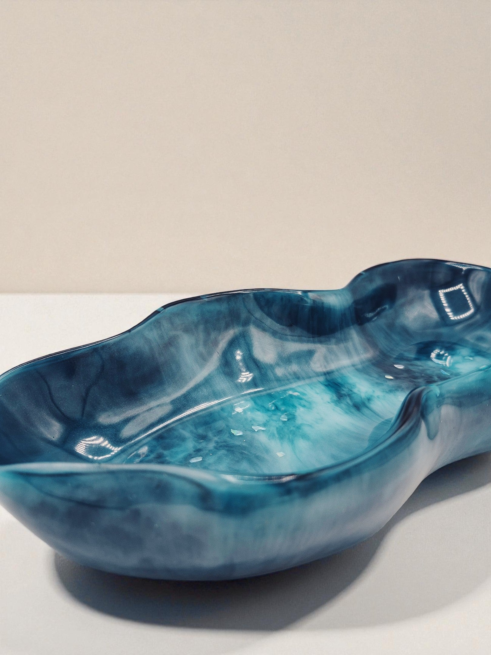 Handgegossene Epoxidharz-Schale in Blau-Türkis mit wellenförmiger Form und Glanzeffekt – Kollektion Silver Tide