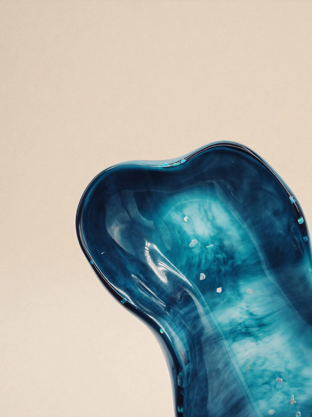 Draufsicht auf organische Epoxidharz-Schale in Blau-Weiß-Optik mit glänzender Oberfläche – Maliora Designs