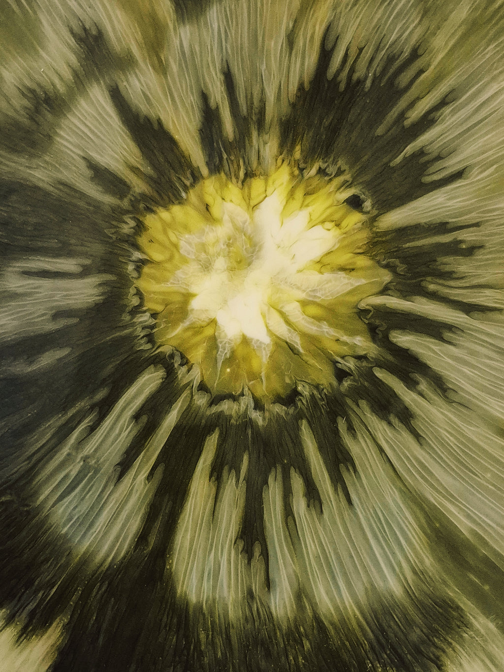 Oberflächenstruktur des Beistelltischs „Verdant Bloom“ in Moos- und Salbeitönen mit goldfarbenem Zentrum und feinen, handgegossenen Farbverläufen aus Epoxidharz.