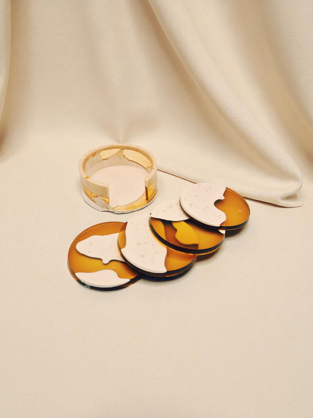 Jesmonite, Epoxidharz, Untersetzer, Set, Deko, Handmade, Unikat, Melted Sun, Gold, Creme, Transparent, Warm, Boho, Elegant, Minimalistisch, Wohnaccessoire, Designobjekt, Handgegossen, Modern Interior, Natürlich, Maliora Designs, Geschenkidee, Tischdeko, Harzkunst