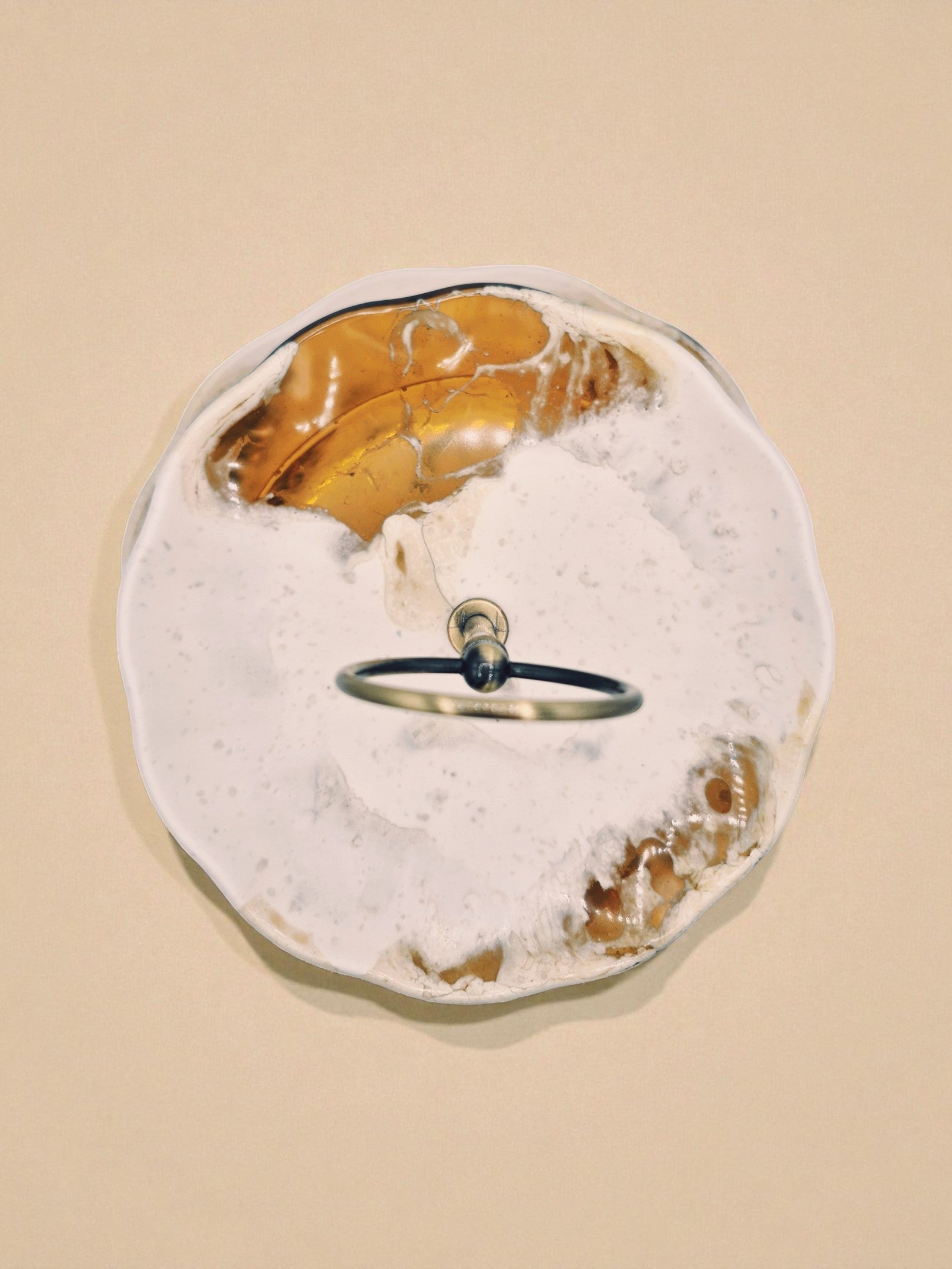 Draufsicht auf die zweistöckige Etagere „Melted Sun“ – feine Struktur und Farbverläufe in warmen Weiß- und Goldtönen, harmonisch im Design.