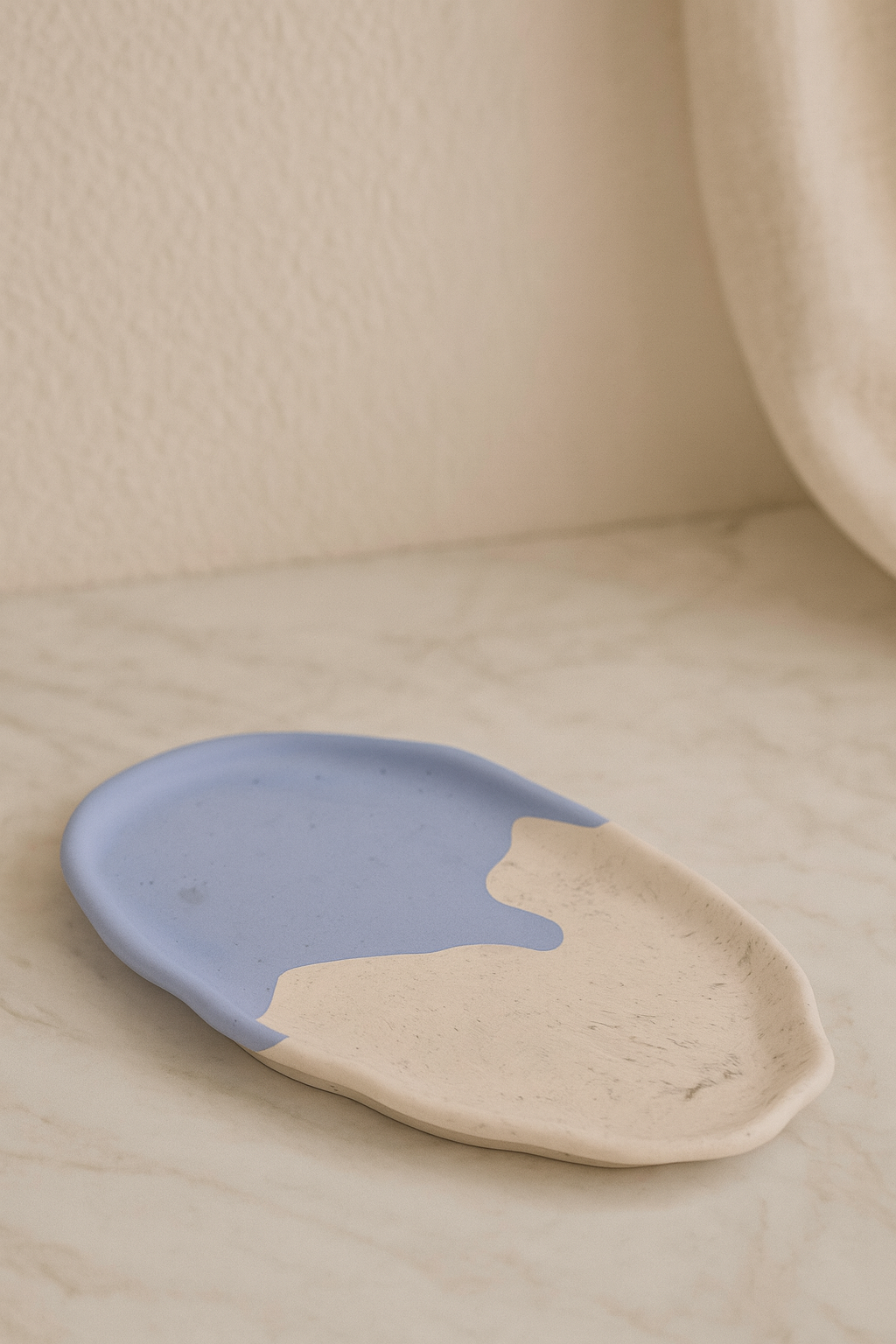 Organischer Jesmonite-Teller in Himmelblau und Weiss mit wellenförmiger Struktur, Kollektion Waves – Maliora Designs