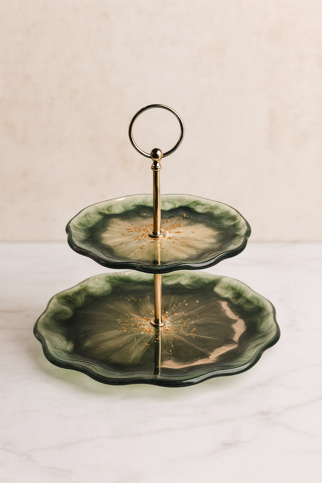 Zweistufige Etagere aus Epoxidharz in Smaragdgrün mit goldenen Akzenten, Kollektion Emerald Mist – Maliora Designs