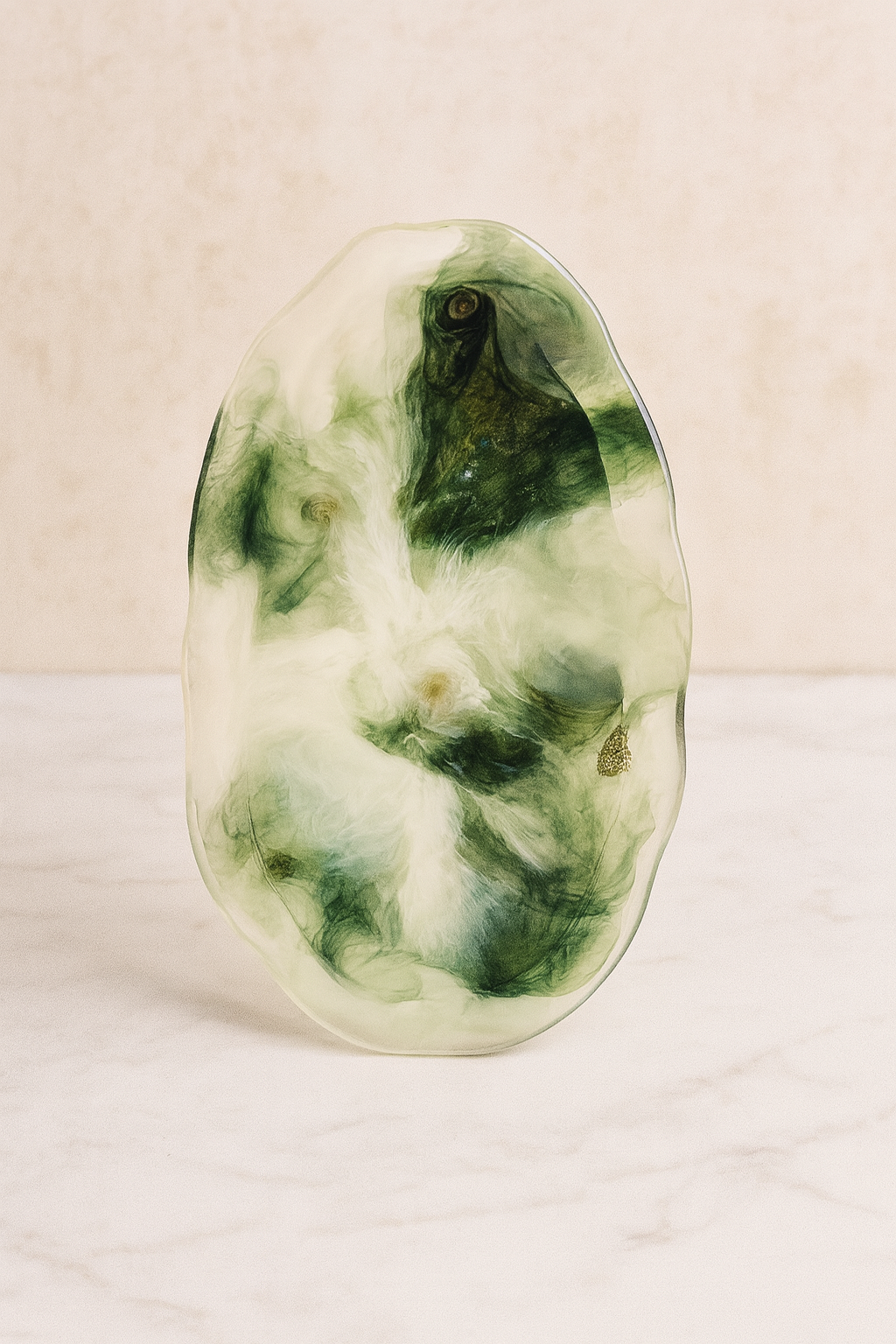 Organischer Epoxidharz-Teller in Smaragdgrün mit weißer Marmorierung, Kollektion Emerald Mist – Maliora Designs