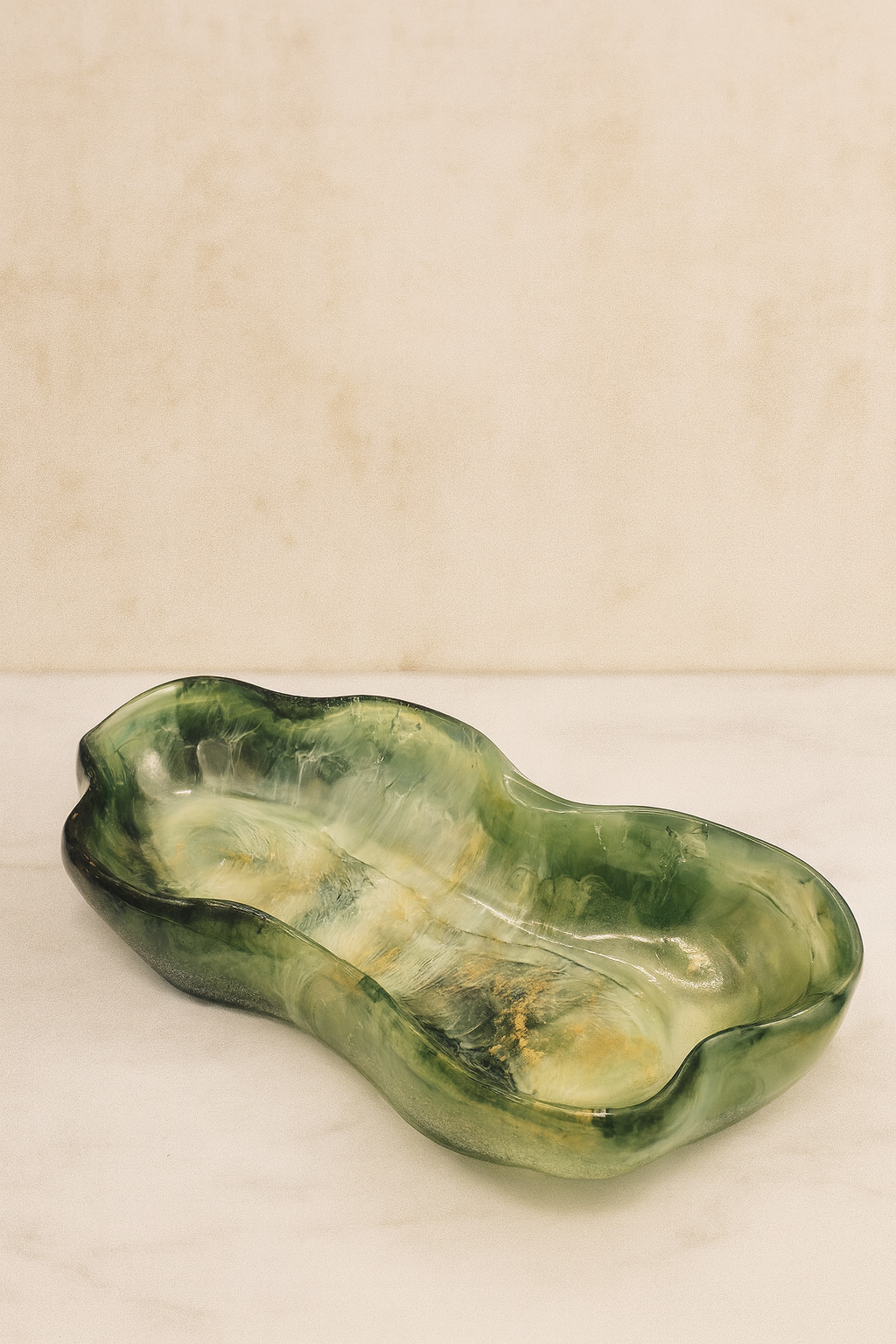 Organische Epoxidharz-Schale in Smaragdgrün mit goldenen Akzenten, Kollektion Emerald Mist – Maliora Designs