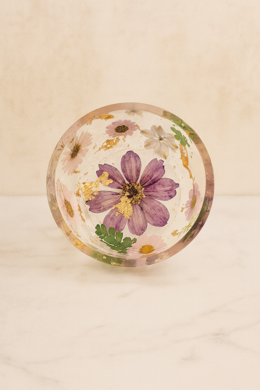 Runde Epoxidharz-Schale mit echten Blüten und Blattgold, Kollektion Blooming Gold – Maliora Designs