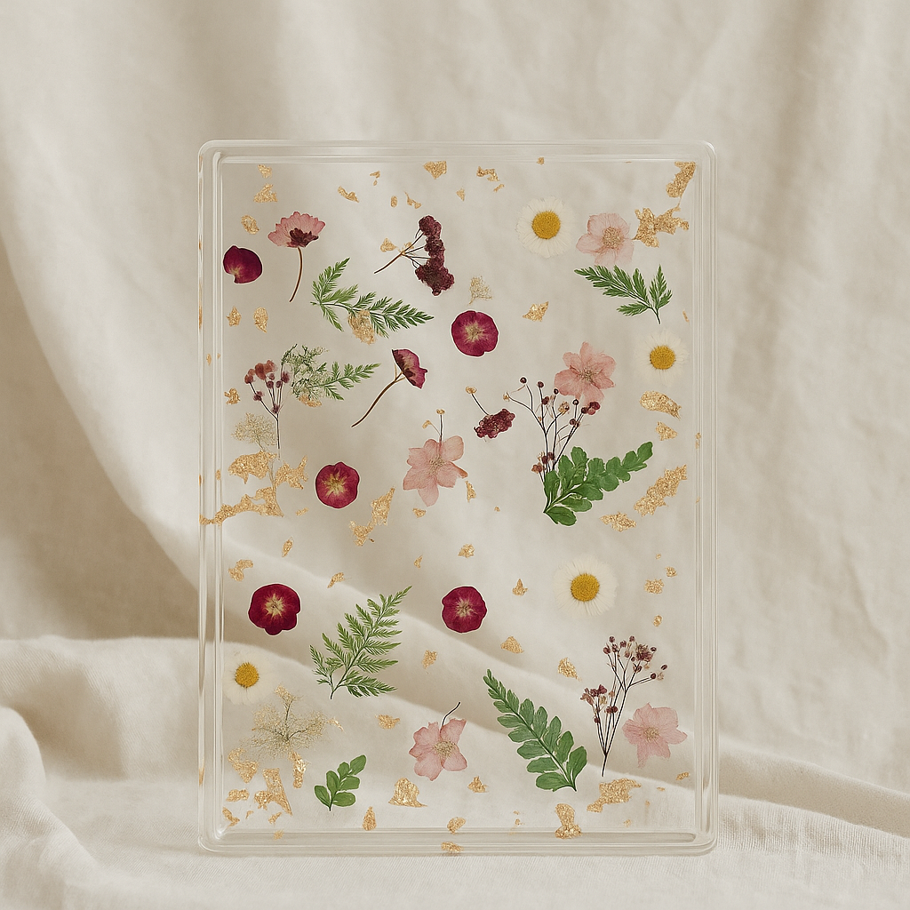 Rechteckiges Epoxidharz-Tablett mit echten Blüten und Blattgold, Kollektion Blooming Gold – Maliora Designs