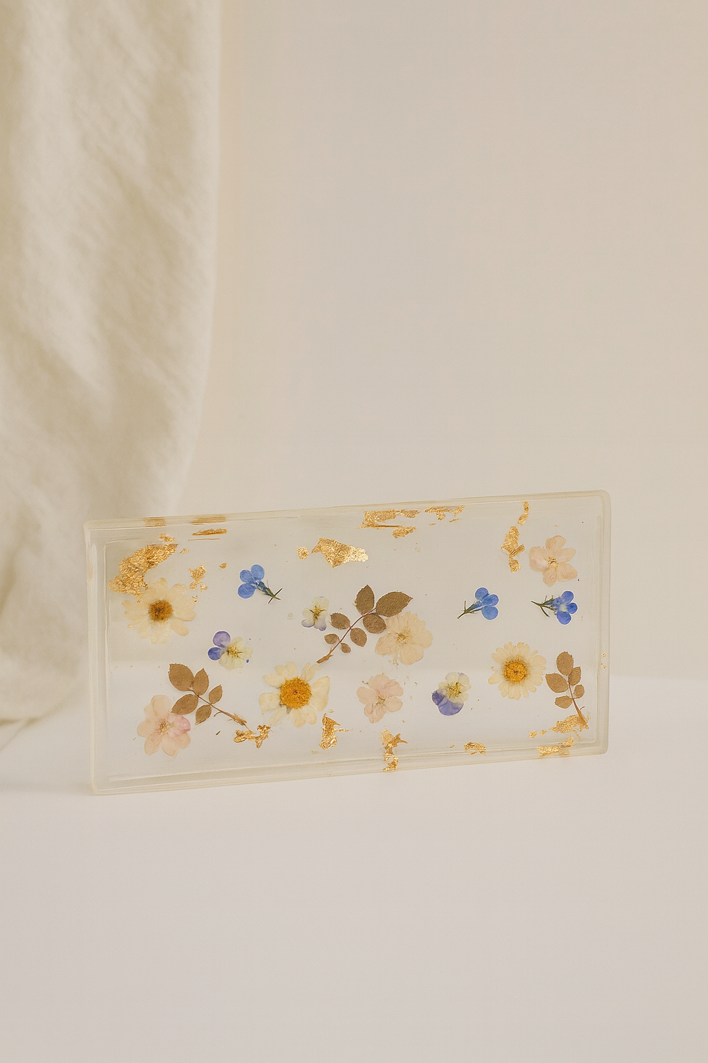 Handgegossenes Epoxidharz-Tablett mit echten Blumen und Goldakzenten, Kollektion Blooming Gold – Maliora Designs