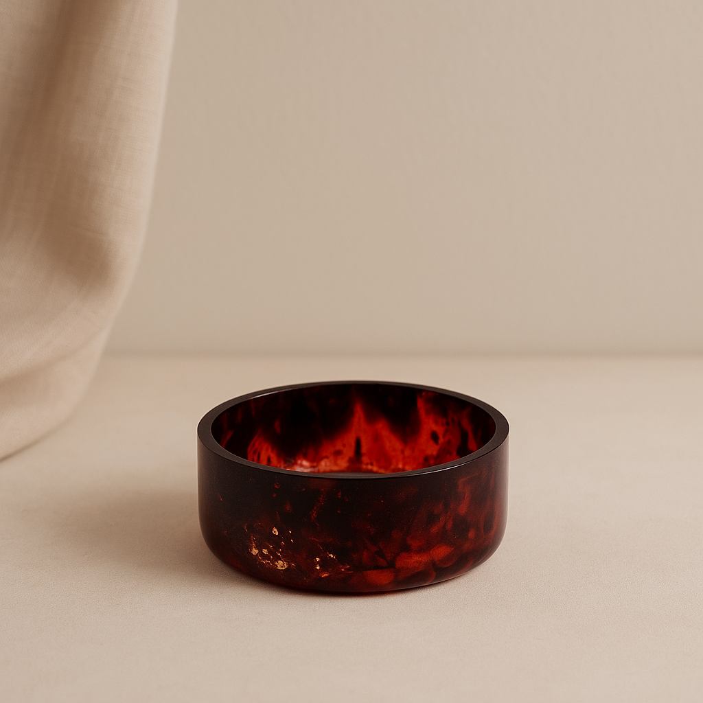 Runde Epoxidharz-Schale in Rot-Kupfer mit goldenen Akzenten, Kollektion Falling Ember – Maliora Designs