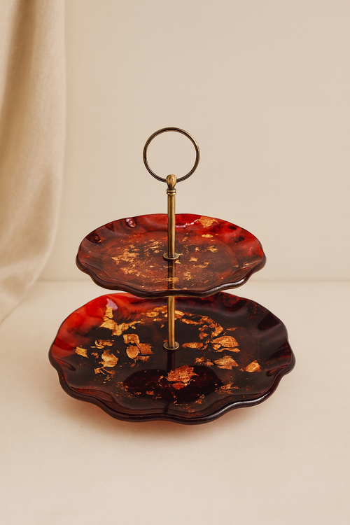 Zweistufige Etagere aus Epoxidharz in Rot-Kupfer mit goldenen Akzenten, Kollektion Falling Ember – Maliora Designs