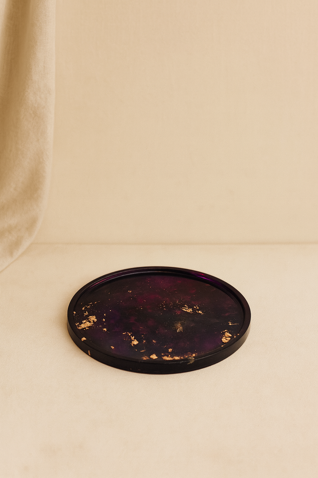 Runde Epoxidharz-Schale mit violettem Farbverlauf und Blattgold-Details, auf heller Fläche – Maliora Designs