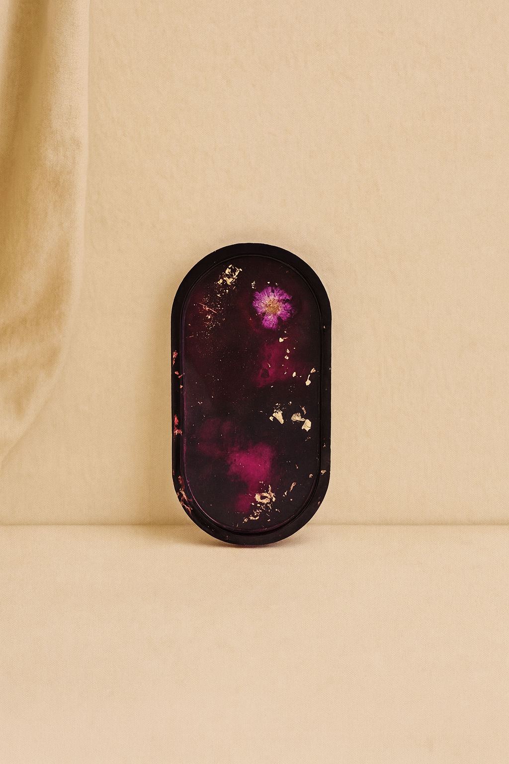 Ovales Epoxidharz-Tablett in Schwarz-Violett mit goldenen Akzenten, vor neutralem Hintergrund – Maliora Designs