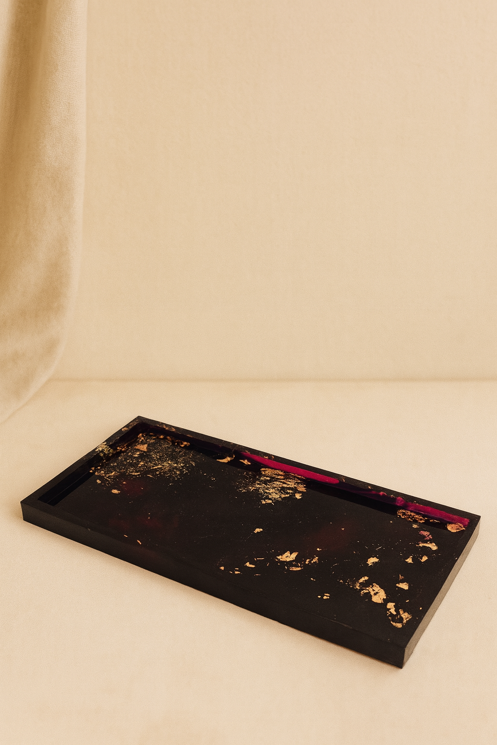 Rechteckiges Epoxidharz-Tablett mit violettem und schwarzem Farbspiel, veredelt mit Blattgold – Kollektion Midnight Bloom