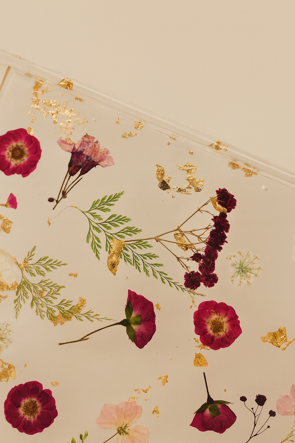 Detailaufnahme des Epoxidharz-Tabletts mit getrockneten Blüten und goldenen Partikeln – Kollektion Blooming Gold – Maliora Designs