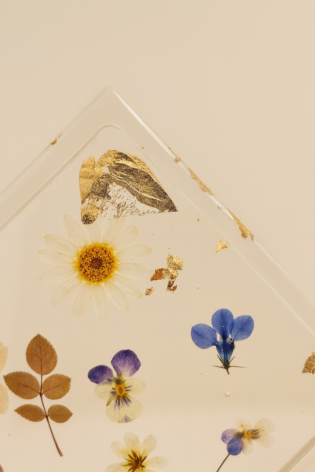 Florales Epoxidharz-Tablett mit Blüten und goldenen Einschlüssen, Kollektion Blooming Gold – Maliora Designs