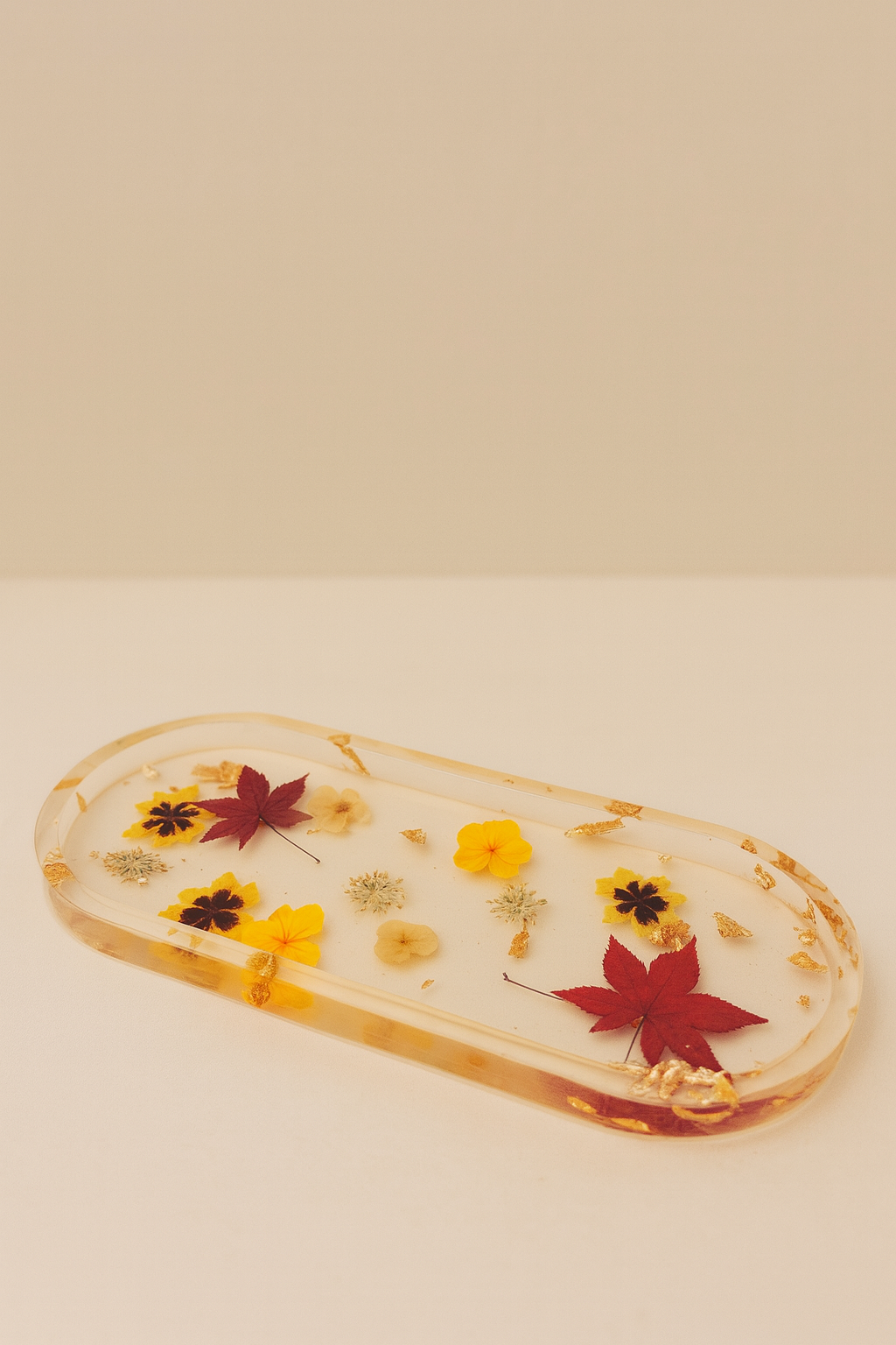 Ovales Epoxidharz-Tablett in transparentem Design mit echten Blüten und Blattgold – Kollektion Blooming Gold