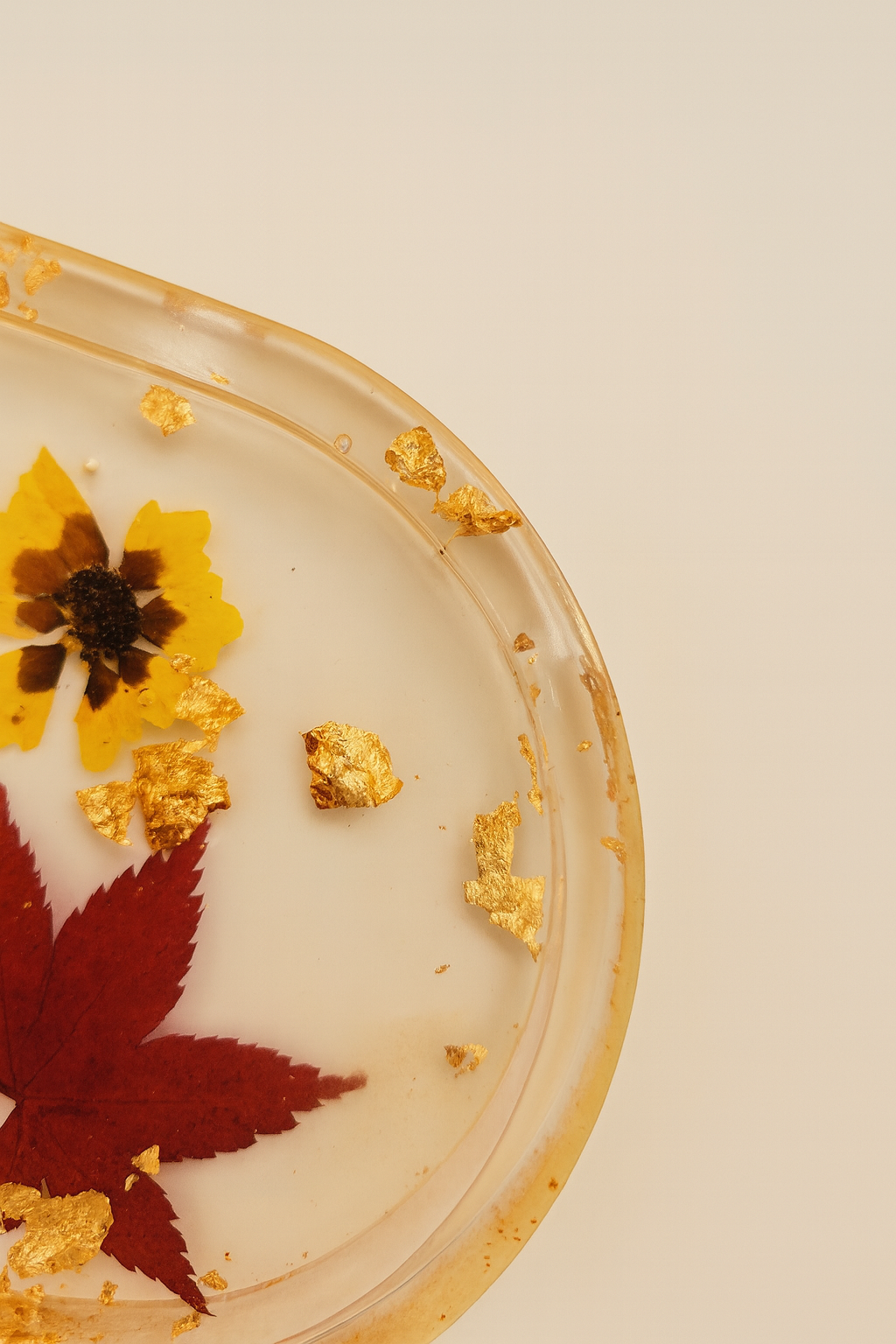 Nahaufnahme der goldfarbenen Akzente am Rand eines Blüten-Tabletts aus Epoxidharz – Kollektion Blooming Gold – Maliora Designs