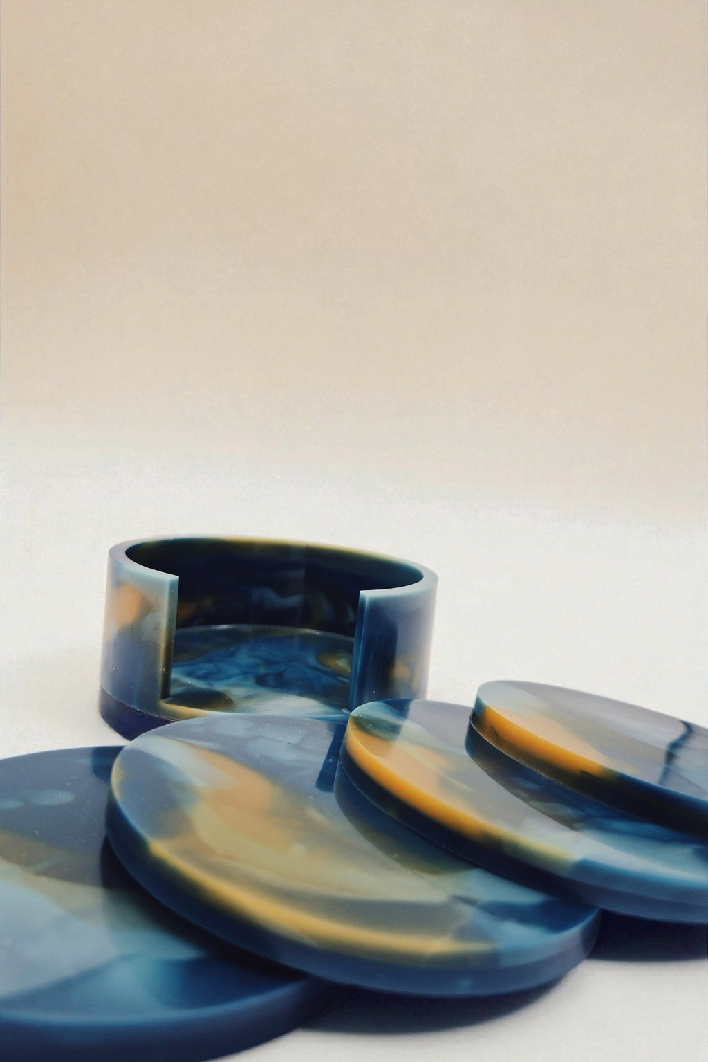 Runde Epoxidharz-Untersetzer in Blau-Weiß-Gold mit marmorierter Struktur – Kollektion Golden Hour – Maliora Designs